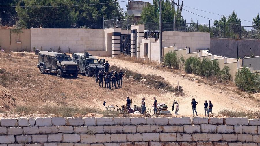 Cisjordanie : des colons israéliens assiègent des familles palestiniennes à Qusra