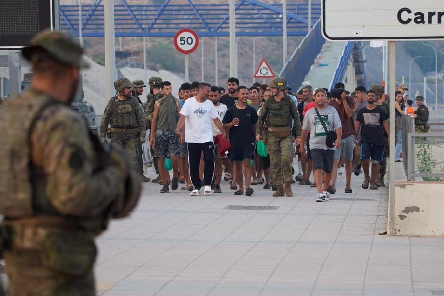 وزير الداخلية الإسباني: 5 آلاف مهاجر ما زالوا عالقين في سبتة