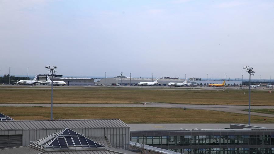 Trafic aérien suspendu à l’aéroport de Leipzig/Halle après le signalement d’objets suspects