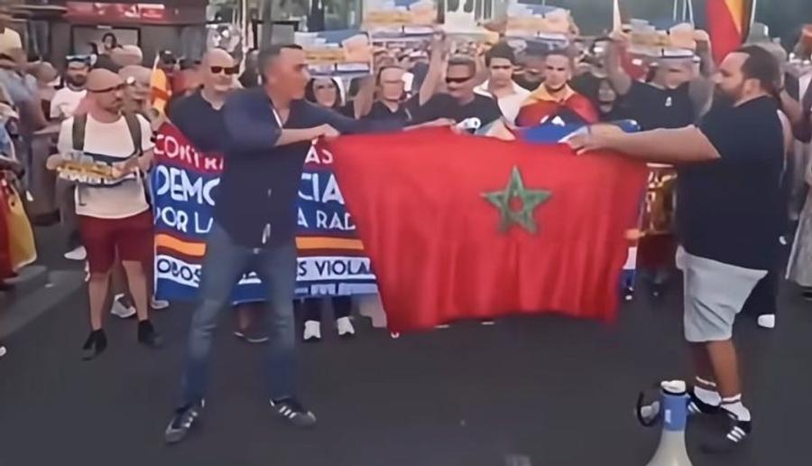 بعد تمزيق العلم المغربي.. دعوات لمسيرة غضب نحو السفارة الإسبانية