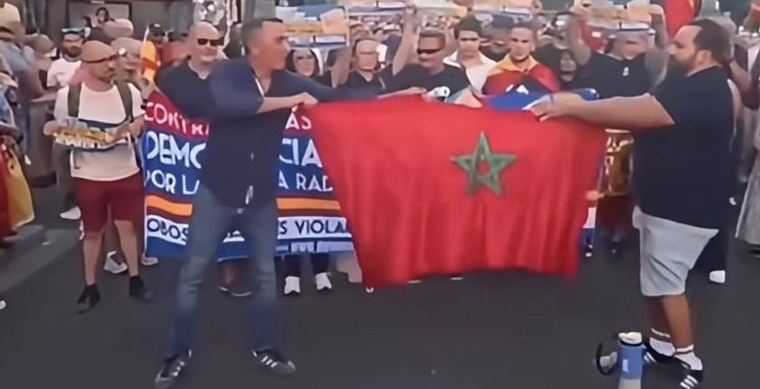 بعد تمزيق العلم المغربي.. دعوات لمسيرة غضب نحو السفارة الإسبانية