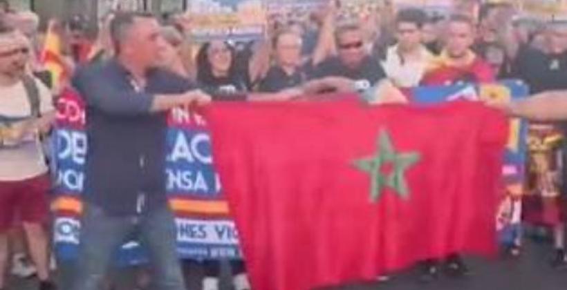 هيئة حقوقية تطالب بالتحقيق في واقعة تمزيق العلم المغربي بمدريد