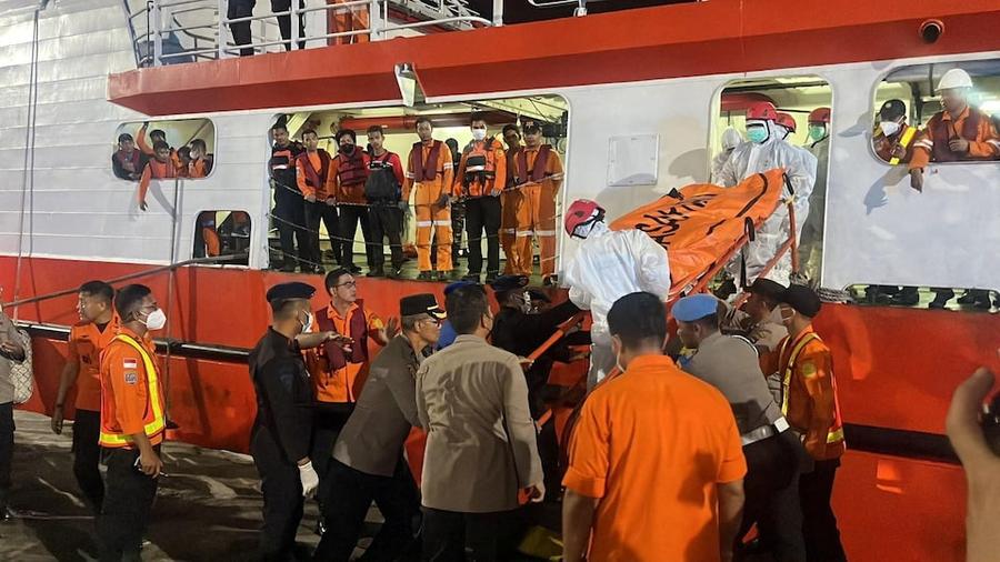 אינדונזיה: קורבנות חדשים נמצאו לאחר טביעת מעבורת בים ג'אווה