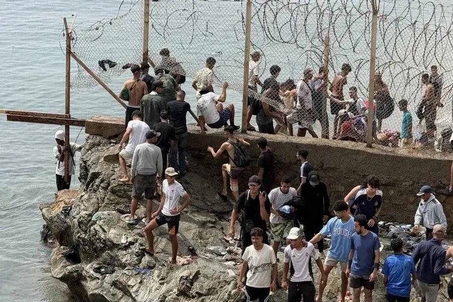 سفارة إسبانيا تحذر من محاولة جديدة للعبور إلى سبتة