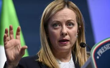 Italie : Meloni prépare des restrictions sur le voile et les élèves étrangers à l’école