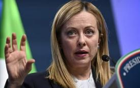Italie : Meloni prépare des restrictions sur le voile et les élèves étrangers à l’école