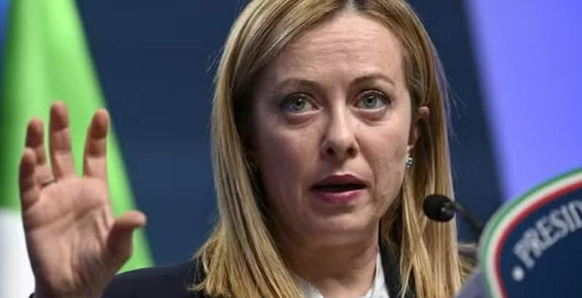 Italie : Meloni prépare des restrictions sur le voile et les élèves étrangers à l’école