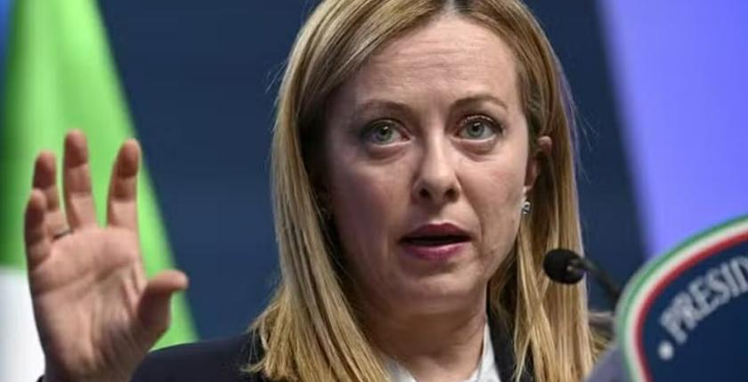 Italie : Meloni prépare des restrictions sur le voile et les élèves étrangers à l’école