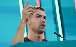 Cristiano Ronaldo faz piadas sobre críticas da mídia enquanto sugere possível aposentadoria