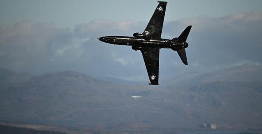 Crash d’un Hawk au Pays de Galles : la RAF suspend ses avions d’entraînement