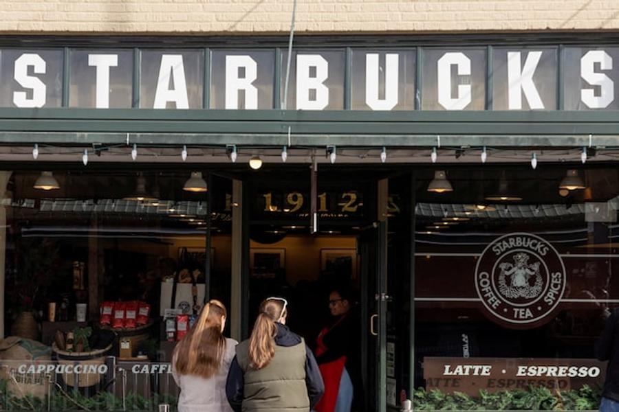 Starbucks va fermer 250 cafés supplémentaires en Amérique du Nord