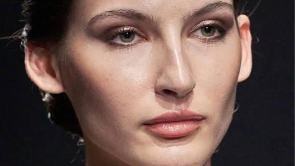 Comment faire tenir son maquillage du matin au soir ? Le spray fixateur s’impose en 2026