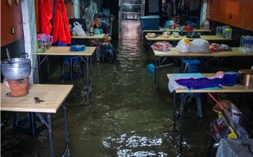 Bangkok sous les eaux après deux jours de pluies torrentielles en Thaïlande