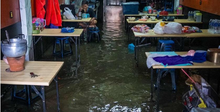 Bangkok sous les eaux après deux jours de pluies torrentielles en Thaïlande