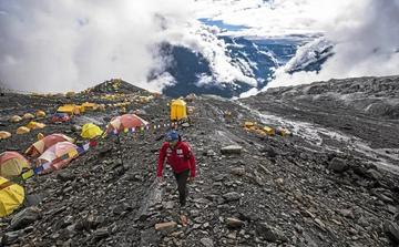 Avalanche au Népal : dix alpinistes et guides portés disparus au camp de base du Himlung