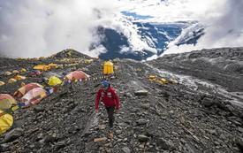 Avalanche au Népal : dix alpinistes et guides portés disparus au camp de base du Himlung
