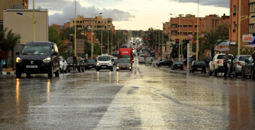 منخفض جوي يقترب من المغرب ويعيد الأمطار إلى مناطق واسعة