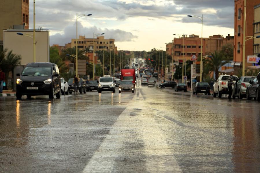 منخفض جوي يقترب من المغرب ويعيد الأمطار إلى مناطق واسعة