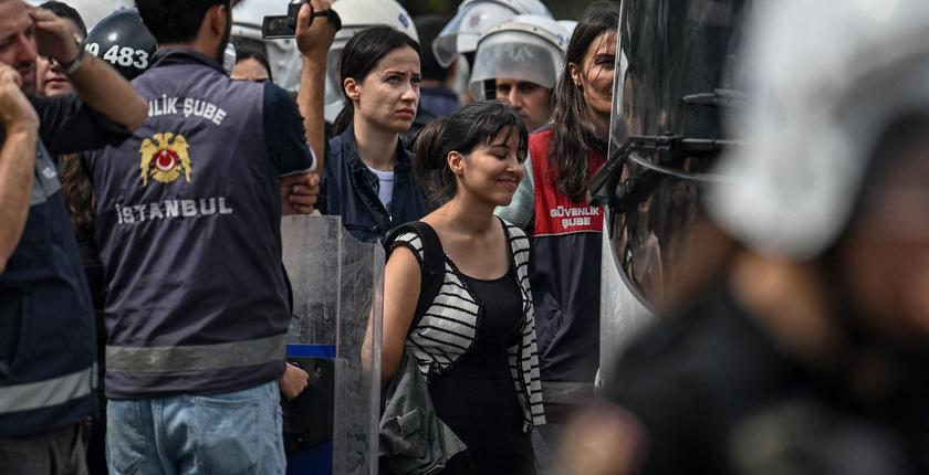 Turquie : l’humoriste Deniz Göktaş condamné à plus de 19 mois de prison puis libéré