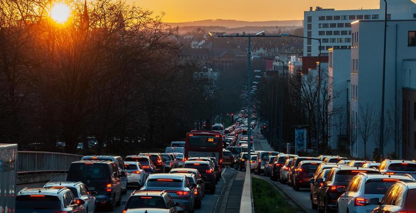 France : une nouvelle vignette automobile envisagée dès 2030 face au recul des recettes sur les carburants