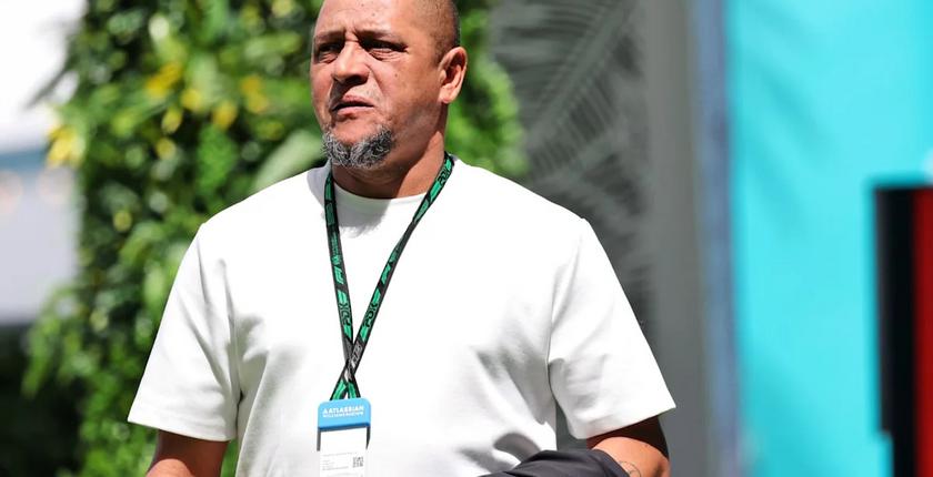 Roberto Carlos revela que perdeu 99% de seus ganhos no futebol após a aposentadoria