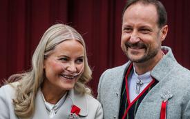 La nueva reina de Noruega enfrenta un escrutinio por la crisis de salud y las controversias de su pasado