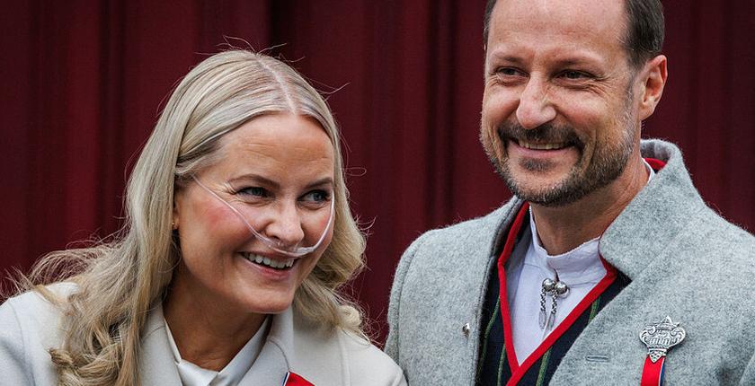 La nuova regina di Norvegia sotto esame per la crisi sanitaria e le controversie legate al suo passato