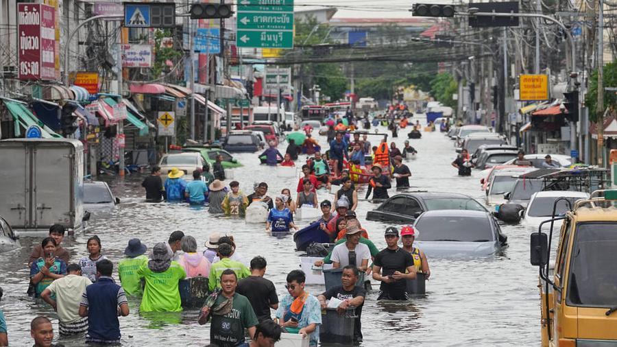 Thailand floods: 19 dead and 700,000 affected as Bangkok battles rising waters