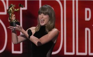 Taylor Swift dédie son prix aux MTV VMAs à Dolly Parton