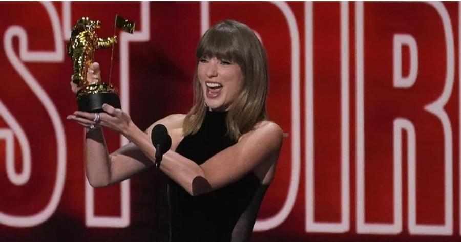 Taylor Swift dédie son prix aux MTV VMAs à Dolly Parton