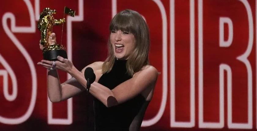 Taylor Swift dédie son prix aux MTV VMAs à Dolly Parton
