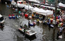 À Bangkok, les rues inondées se transforment en marchés flottants improvisés