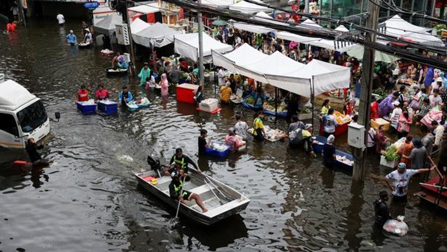 À Bangkok, les rues inondées se transforment en marchés flottants improvisés