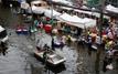 À Bangkok, les rues inondées se transforment en marchés flottants improvisés
