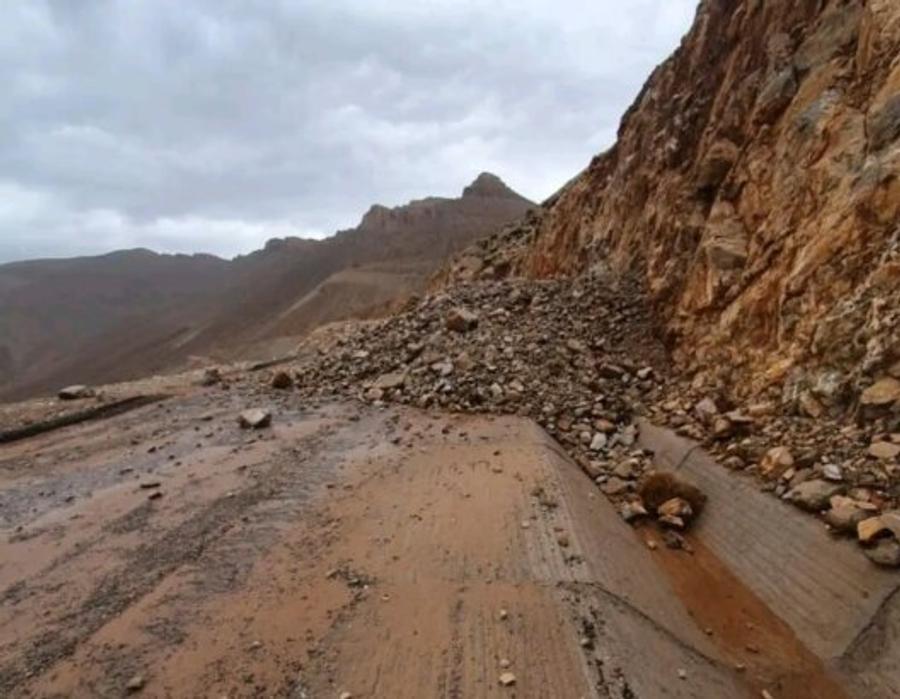 سيول وانهيارات صخرية تقطع الطريق بقلعة مكونة