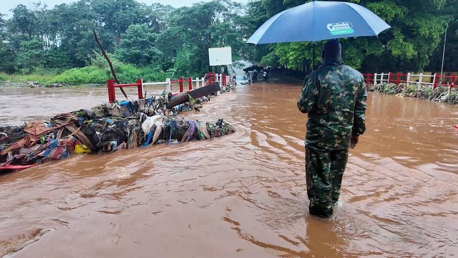 Conakry: Nongo’s Kiridi Bridge becomes dangerous as floodwaters rise