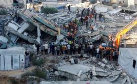 Gaza : huit morts après l’effondrement d’un immeuble, plus de 60 personnes recherchées