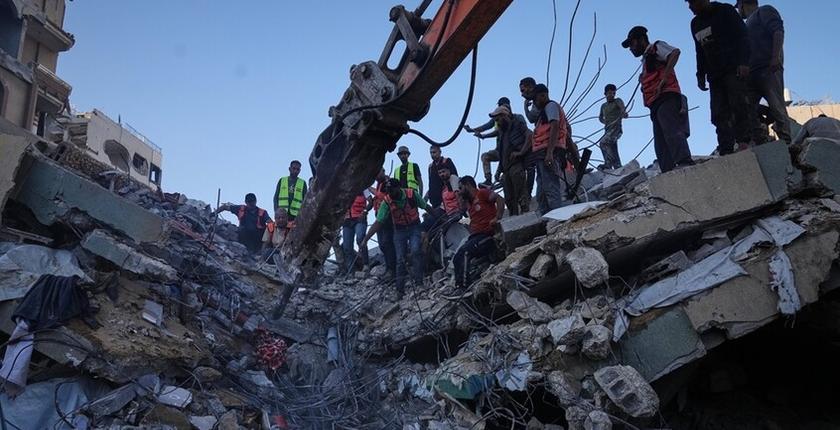 Il crollo di un edificio a Gaza City causa 21 morti mentre i bombardamenti israeliani continuano nella Striscia
