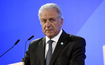 Grèce : le Parlement lève l’immunité d’un ancien commissaire européen dans l’affaire Qatargate