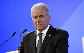 Grèce : le Parlement lève l’immunité d’un ancien commissaire européen dans l’affaire Qatargate