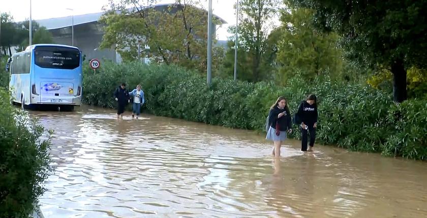 Intempéries en Catalogne : Barcelone frappée par de fortes inondations et de graves perturbations