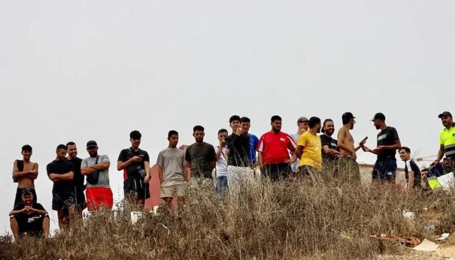 إسبانيا ترحل 21 مهاجرا إلى المغرب بعد رشق عناصر أمنية بالحجارة