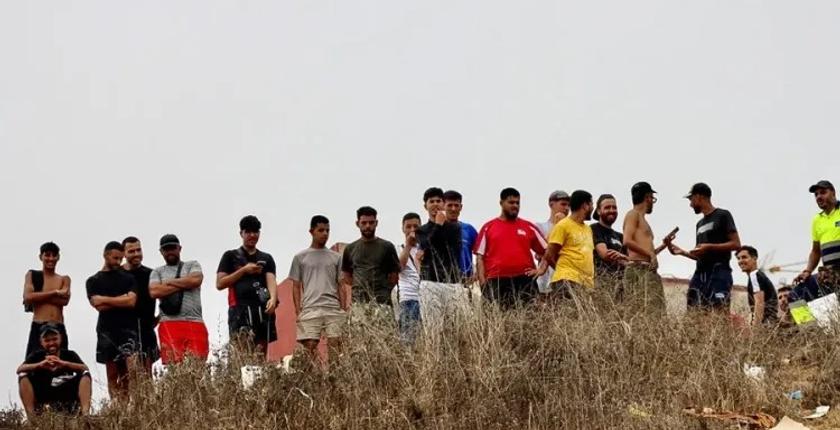 إسبانيا ترحل 21 مهاجرا إلى المغرب بعد رشق عناصر أمنية بالحجارة