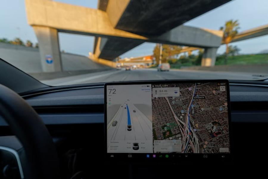 Tesla : la Slovénie autorise le FSD avant un possible feu vert européen