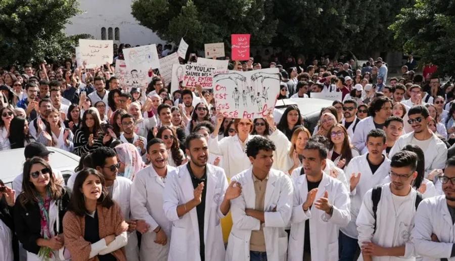 طلبة الطب يفتتحون الدخول الجامعي بمقاطعة شاملة للتداريب