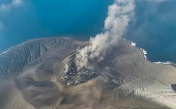 سفارة المغرب تحذر المغاربة من بركان إندونيسيا