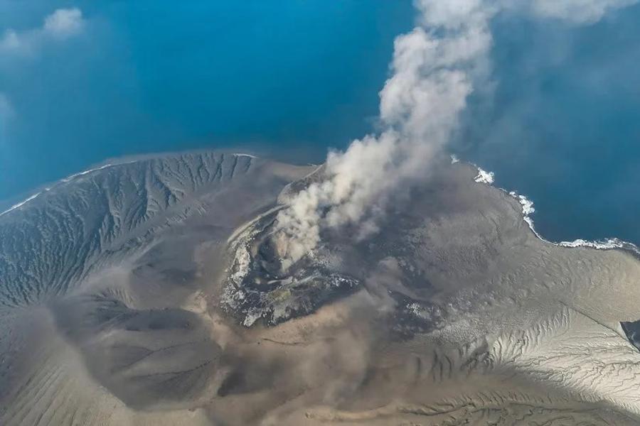 سفارة المغرب تحذر المغاربة من بركان إندونيسيا