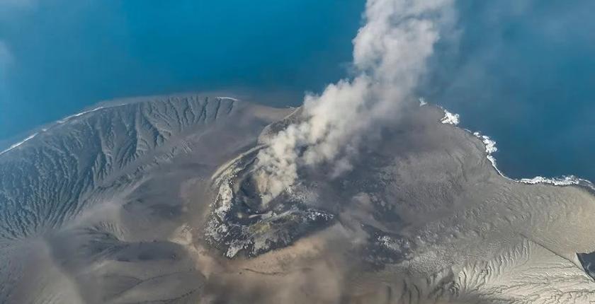 سفارة المغرب تحذر المغاربة من بركان إندونيسيا