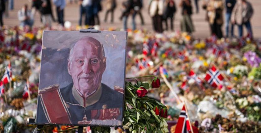 Noorwegen neemt afscheid van koning Harald V terwijl duizenden zich verzamelen voor de begrafenis