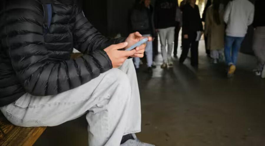 法国：高中生迎接新规，手机留在门外